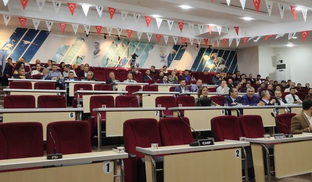 AKP’ye geçen Çiğli Belediye Meclisi'nde protesto: Ertelendi!