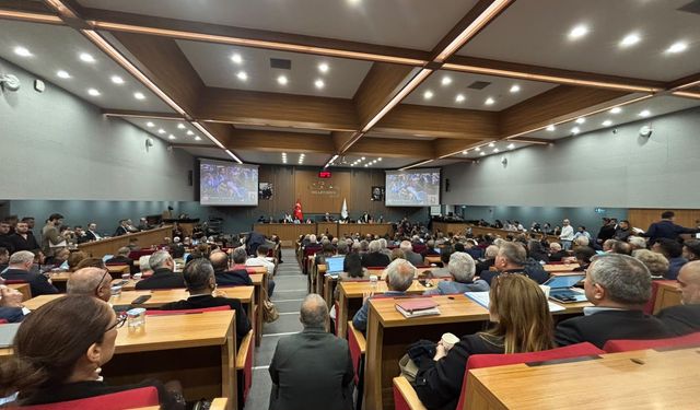 Büyükşehir Meclisi'nde tarihi katılım: Koltuklar merdivenlere taştı!