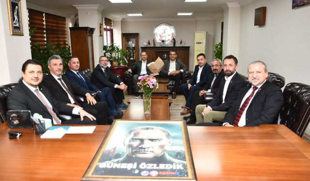 Kamu-İş'ten İzmir barosuna ziyaret