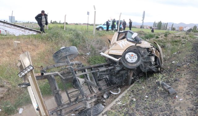 Afyonkarahisar'da kamyonete tren çarptı!