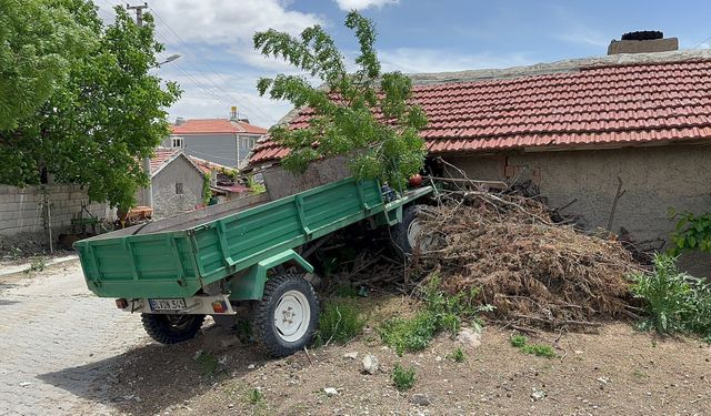 Kontrolden çıkan patpat evin oturma odasından içeri girdi