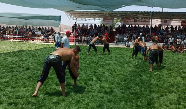 Afyonkarahisar'da pehlivanlar 24 yıl aradan sonra boy gösterdi