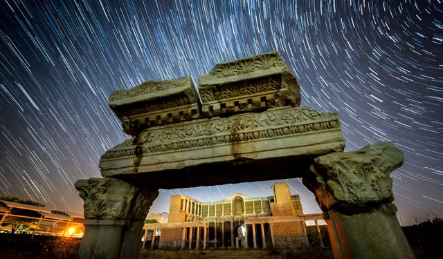 Sardes Antik Kenti, samanyolu ve perseid meteor yağmurunu buluşturdu