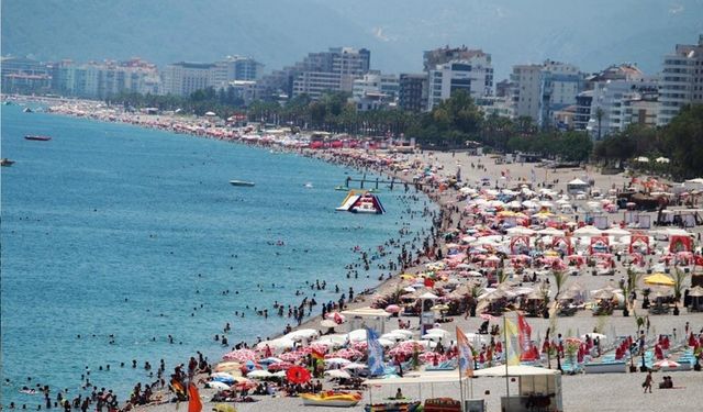 Antalya'da turist sayısında tarihi rekor: Ağustos ayında 10 milyon barajı aşıldı