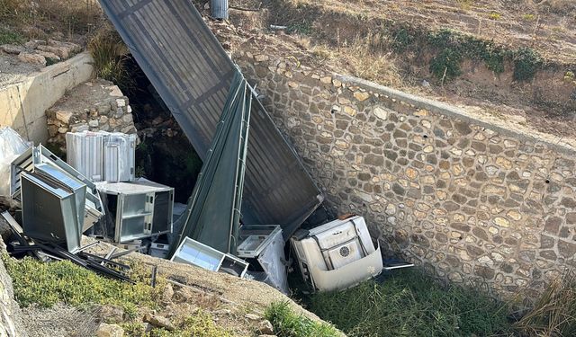 Karşı şeride geçen tır dereye düştü