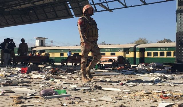 Pakistan'da tren istasyonunda bombalı saldırı: 24 ölü, 44 yaralı