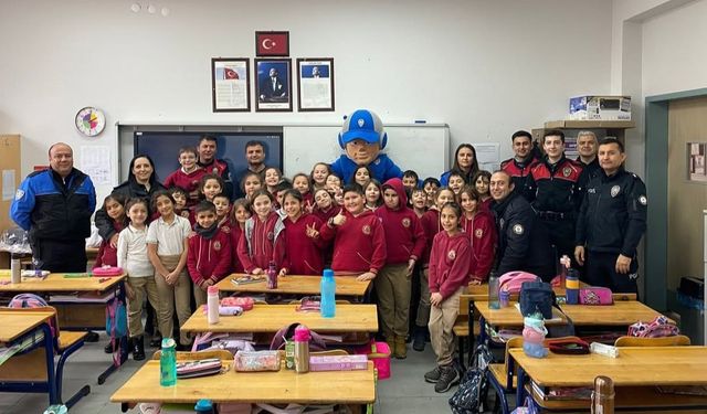 Kütahya’da ilkokul öğrencilerine tehlikelerden korunma ve polislik mesleği anlatıldı