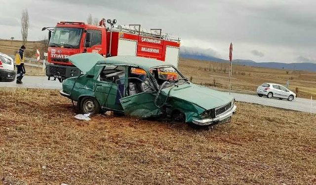 Kütahya’da büyükbaş hayvan yüklü kamyonet otomobille çarpıştı: 2 yaralı