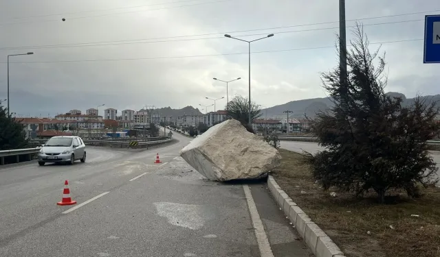 Afyonkarahisar’da mermer bloğu yola düştü