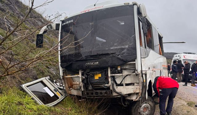 Balıkesir'de Midibüs devrildi, çok sayıda yaralı var