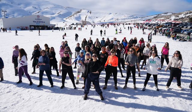 Denizli'de kadınların kar üstünde dans gösterisi