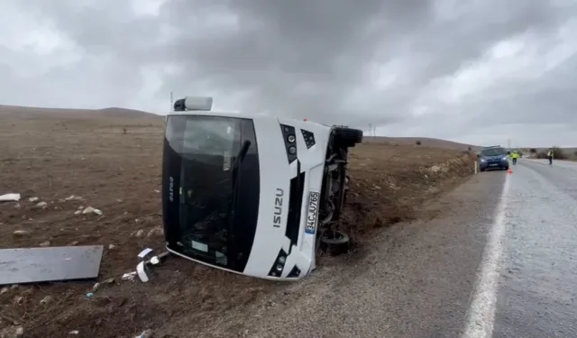 Afyonkarahisar'da Çinli turistleri taşıyan otobüs kaza yaptı