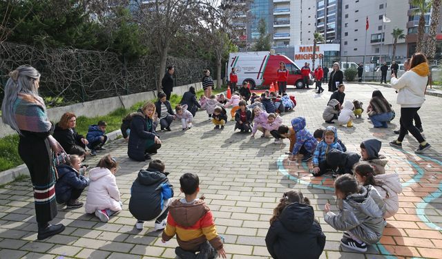 Karşıyaka Belediye Başkanı ve anaokulu öğrencileri tatbikatta !