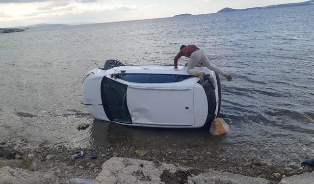 Balıkesir'de otomobil takla atarak denize düştü