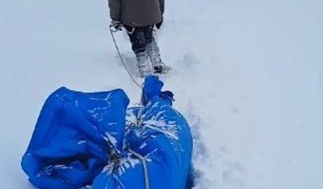 Cenazeyi brandaya sarıp iple çekerek köye taşıdılar