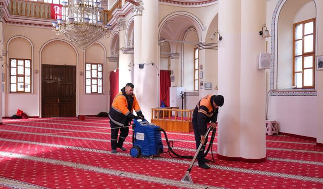 Ayvalık Belediyesi, Ramazan ayı için ibadet alanlarını temizliyor