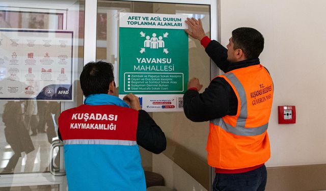 Kuşadası Belediyesi afet toplanma alanları ile ilgili afiş astı