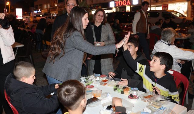 Çeşme Belediyesi'nin katkılarıyla Çeşme'de ilk iftar açıldı