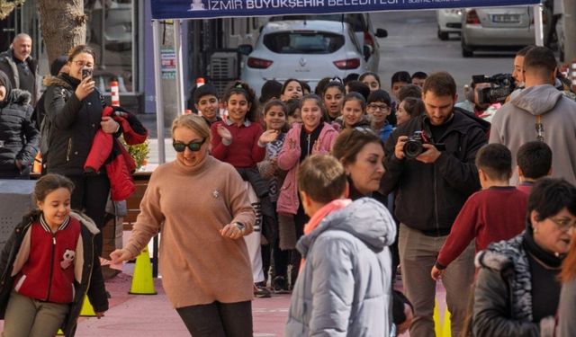 İzmir Büyükşehir Belediyesi'nden çocuklara güvenli ve trafiksiz oyun sokağı!