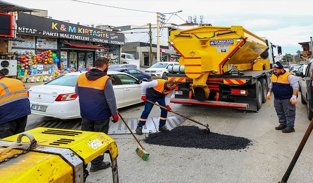 Karabağlar Belediyesi çukurlara anında müdahale ediyor