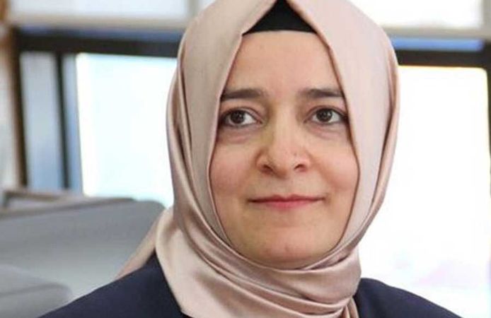 Fatma Betül Sayan Kaya’nın siyaseti ve doktorluğu tartışma konusu