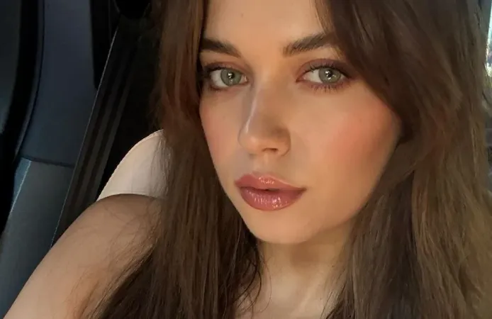 Afra Saraçoğlu havalimanında gözaltına alındı