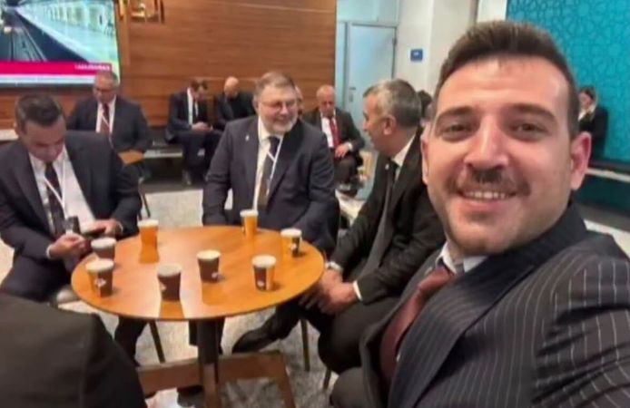 Geciken toplantıyı beklerken görüntülendi