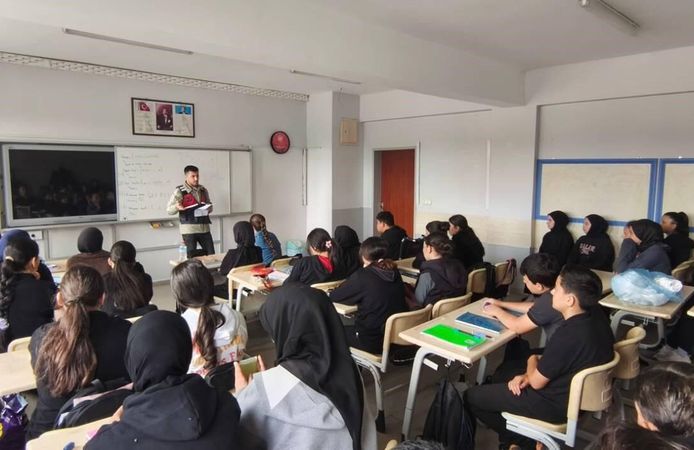 Jandarmadan öğrenci ve öğretmenlere siber güvenlik eğitimi