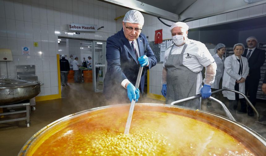 Başkan Tugay aşevinde yemek hazırlığına katıldı