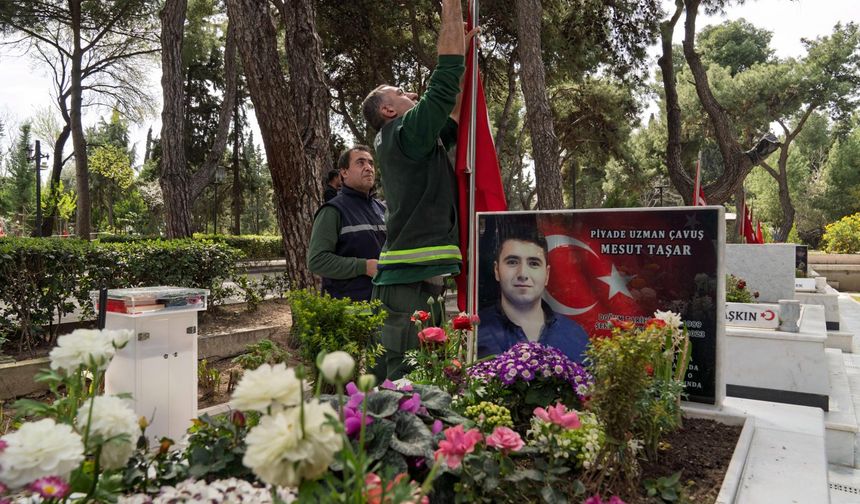 İzmir Büyükşehir'den 18 Mart öncesi şehitliklere özel bakım