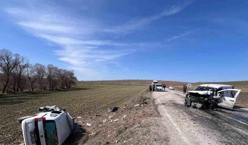 Çorum’da hafif ticari araçlar kafa kafaya çarpıştı: 1 ölü, 5 yaralı