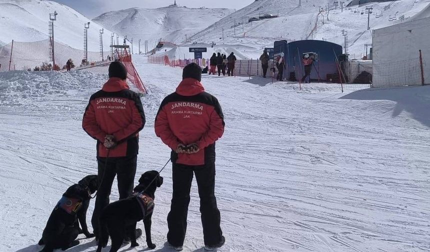 Jandarma Palandöken’de görev başında