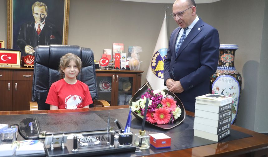 Başkan Akın, koltuğunu minik başkanlara devretti