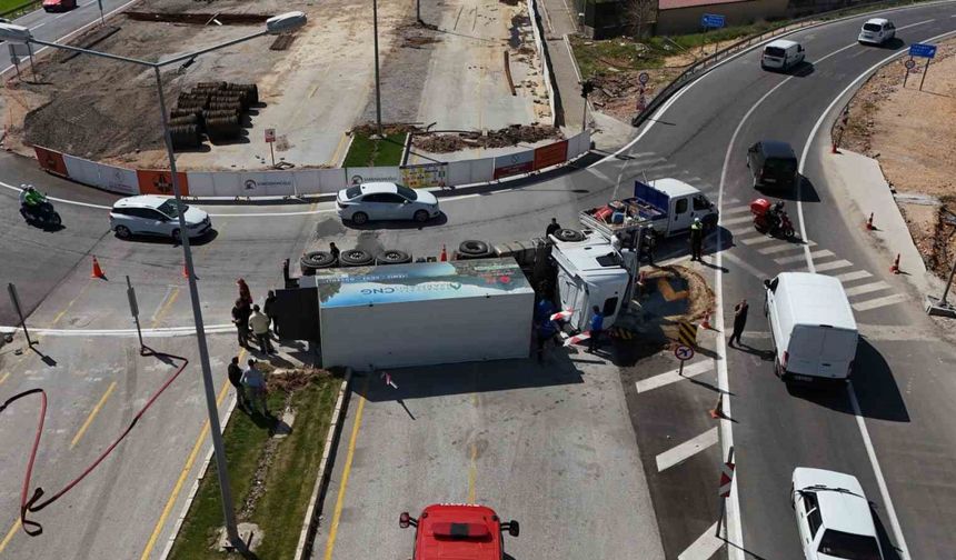 Doğalgaz taşıyan tır devrildi: 1 yaralı