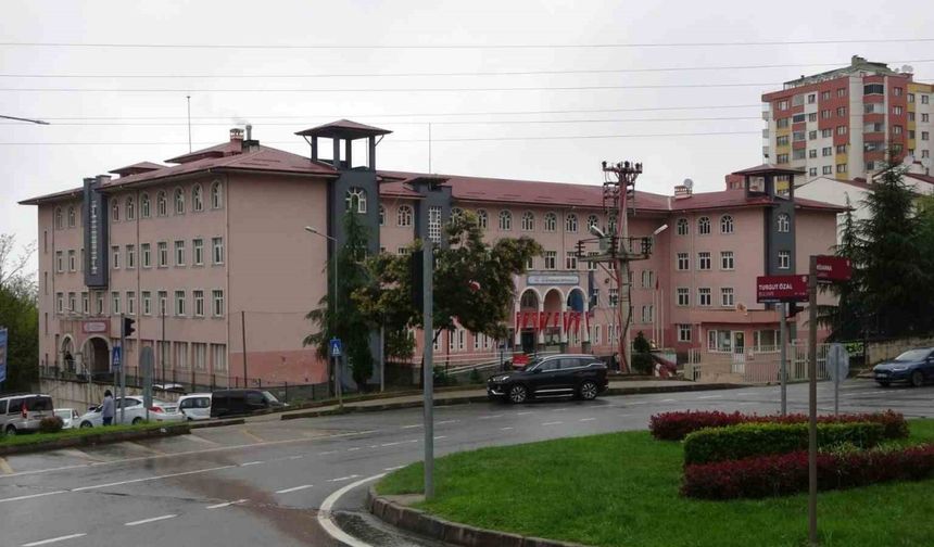 Trabzon’da veli okulda öğretmeni darp etti