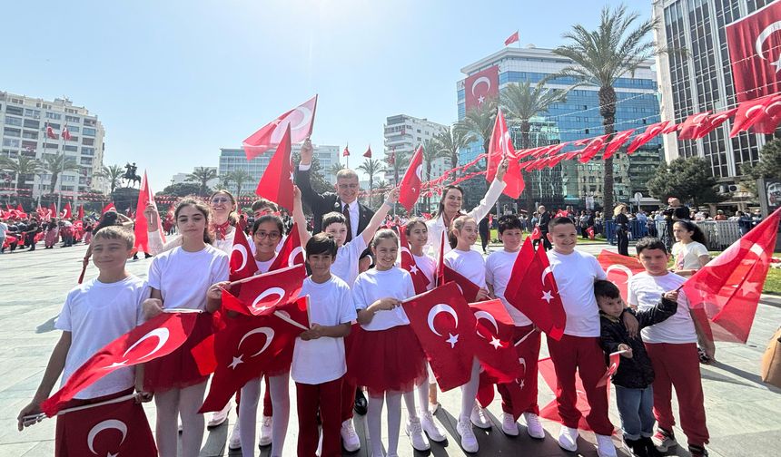 İzmir Cumhuriyet Meydanı'nda 23 Nisan coşkusu