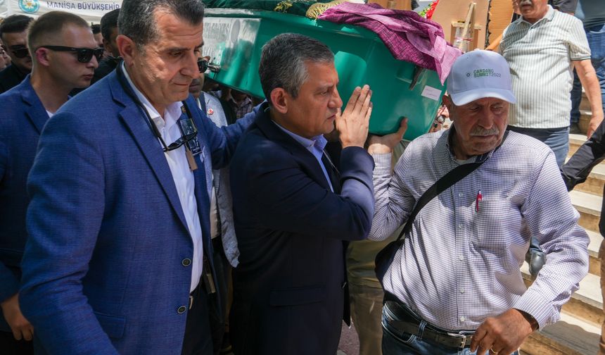 CHP lideri Özel Manisa'da cenaze törenine katıldı