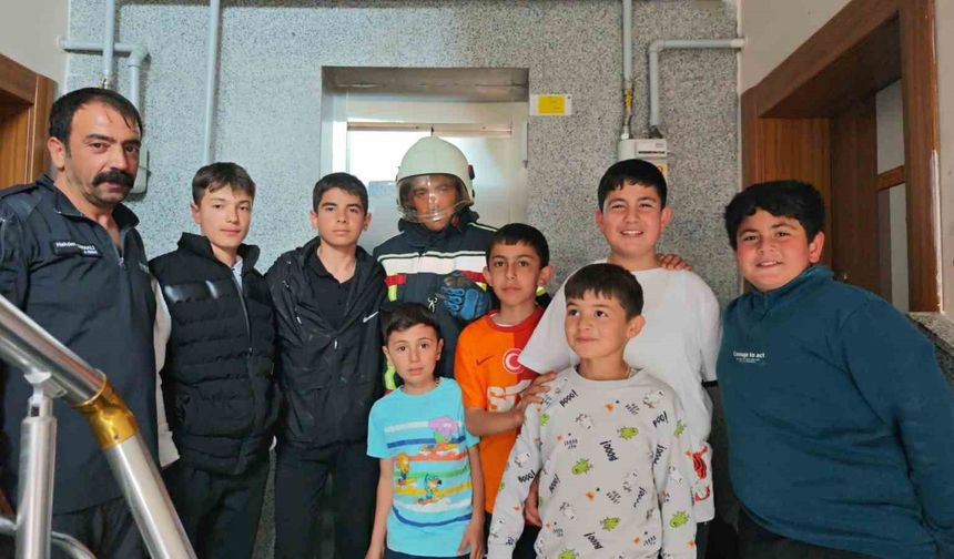 Asansör boşluğuna düşen kuş kurtarıldı