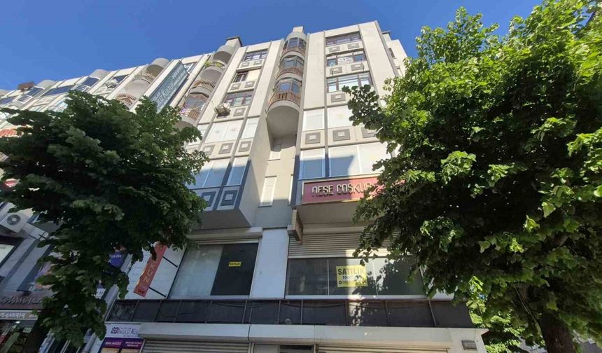 Avcılar’da binadan kopan beton parçaları bir kadının kafasına düştü