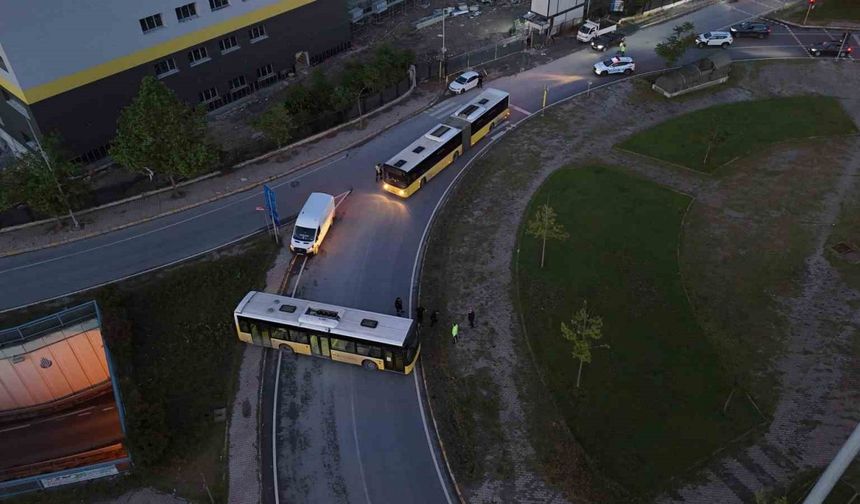 Avcılar’da freni patlayan İETT otobüsü bir başka otobüse çarptı, yol trafiğe kapandı