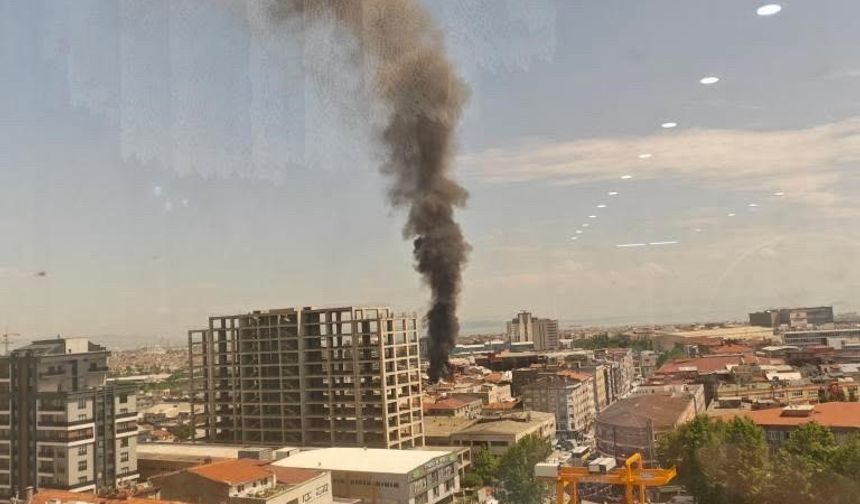 Bayrampaşa’da yangın paniği, çatıdan yükselen alevler bitişikteki binaya sıçradı