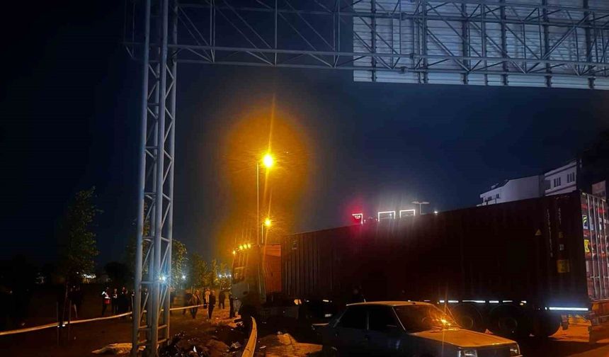 Beylikdüzü’nde kontrolden çıkan tır motosiklete çarptı: 1 ölü, 2 yaralı