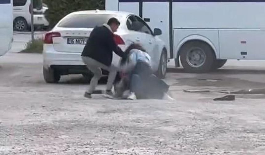 Bursa’da iki genç kızın kavgası kamerada