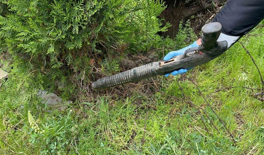 Çalılar budanınca ortaya çıkan pompalı tüfeği polis muhafaza altına aldı