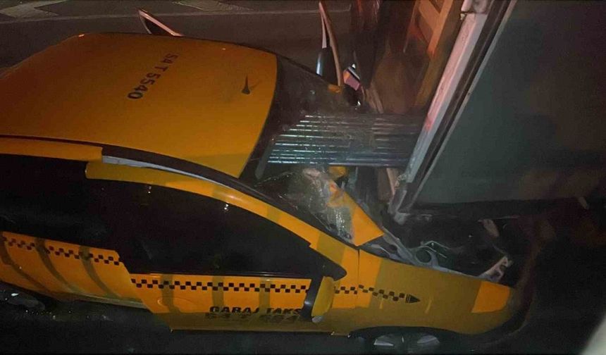 D-650’de feci kaza... Ticari taksi, kamyonete ok gibi saplandı: 1 ölü, 1 yaralı