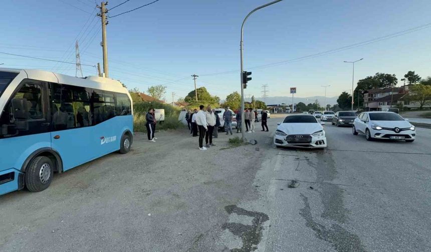 Düzce’de otomobil ışıklarda duran halk otobüsüne çarptı: 6 yaralı