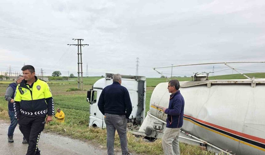 Edirne’de treyler silobas tarlaya devrildi: 1 yaralı