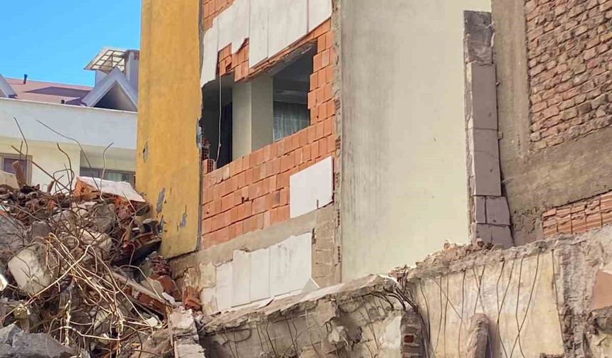 Fatih’te yıkım yapılan binadan kopan moloz parçası, dairenin içerisine girdi
