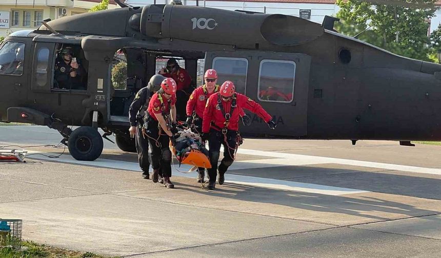Fethiye’de paraşütle kayalıklara düşen turist askeri helikopterle kurtarıldı