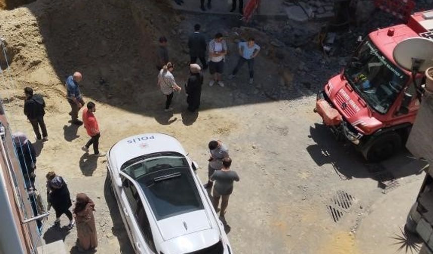 Kanalizasyon çalışmaları sırasında göçükte 1 işçi, toprak altında kaldı
